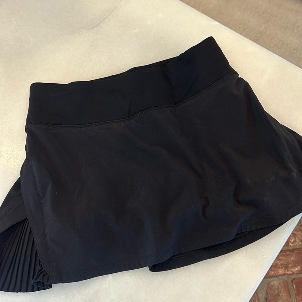 Lululemon black size 2 skirt with pleated side feature